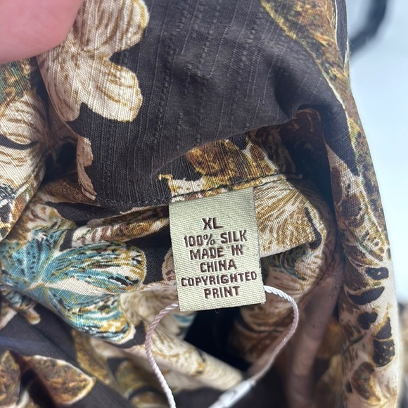 Tommy Bahama brown floral Hawaiian shirt size XL. Silk with coconut buttons - Picture 12 of 12